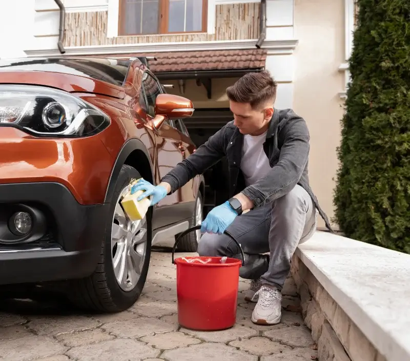 Lavage auto à domicile Flée : professionnel intervenant sur un véhicule